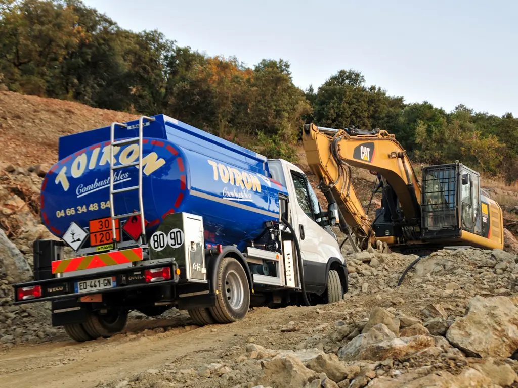 Livraison de GNR sur un chantier de travaux publics dans le Gard